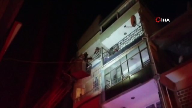 İtfaiye ekipleri balkonda mahsur kalan yavru köpek için seferber oldu