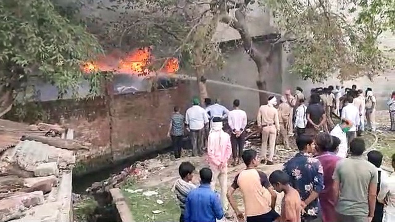 बाराबंकी: कबाड़ के गोदाम में लगी भीषण आग