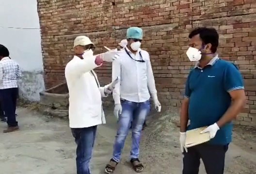 इटावा: ग्राम संतोषपुरा में कोरोना मरीज मिलने के बाद स्वस्थ विभाग टीम कर रही है जांच