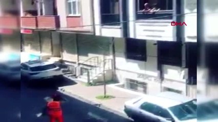 SULTANGAZİ'DE RENKLİ GÖRÜNTÜLER; TEMİZLİK GÖREVLİSİ MAHALLELİYE DANS İLE EŞLİK EDİNCE...