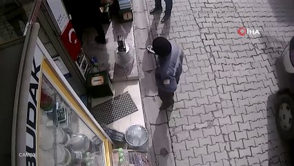 Bayrağı öpmek için herkesin gitmesini bekledi...O anlar kamerada