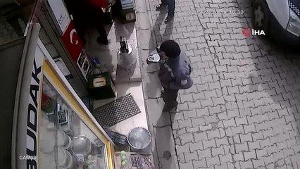 Bayrağı öpmek için herkesin gitmesini bekledi...O anlar kamerada