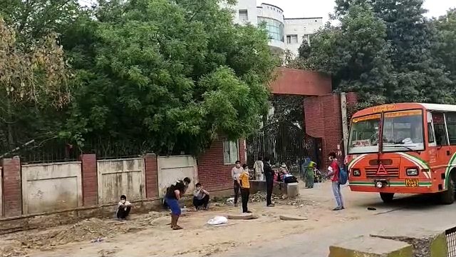 खौफनाक नजारा: यूपी में सैफई की सड़कों पर चलते नजर आए 70 कोरोना मरीज