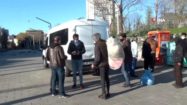 Taksim'de polis ekipleri güvercinleri unutmadı