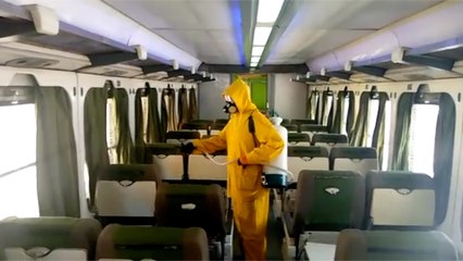 استمرار تطهير وتعقيم قطارات السكة الحديد