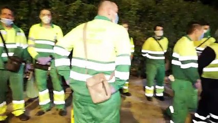 Almeida entrega churros al personal de limpieza de Madrid