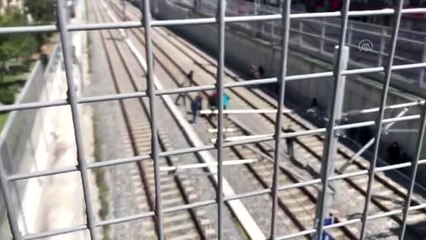 Bakırköy'de "çantamda bomba var" diyerek raylara oturan şüpheli gözaltına alındı