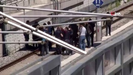 "Çantamda bomba var" diyerek tren raylarına oturdu