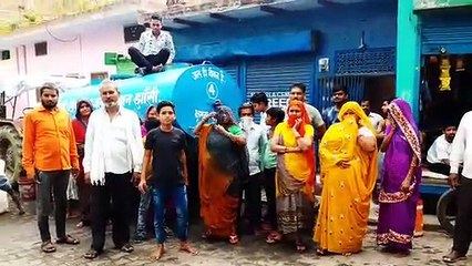 पानी भरते समय सोशल डिस्टेंसिंग का नही रखा ख्याल