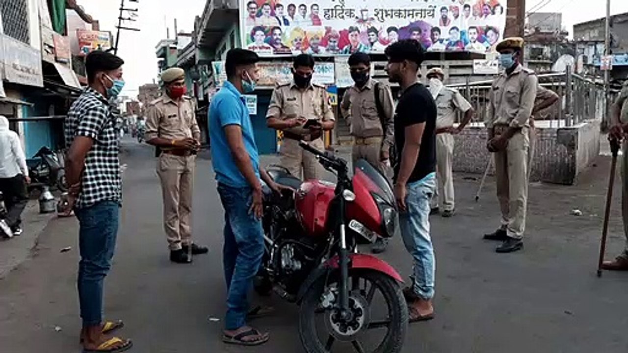 झांसी एसएसपी के आदेश बाहर निकलने पर हो रही कार्...