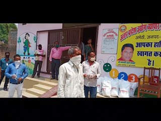 रमजान किट बाँट रहे है समाजसेवी