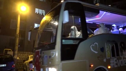 Evde kalanlar için açık havada 3 dilde ilahi dinletisi