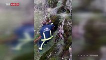 Kayalıklarda mahsur kalan çocuğu itfaiye ekipleri kurtardı