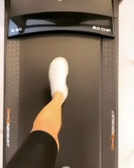 Θες να αποκτήσεις κορμάρα; Δες πώς γυμνάζεται η Φαίη Σκορδά στο σπίτι!