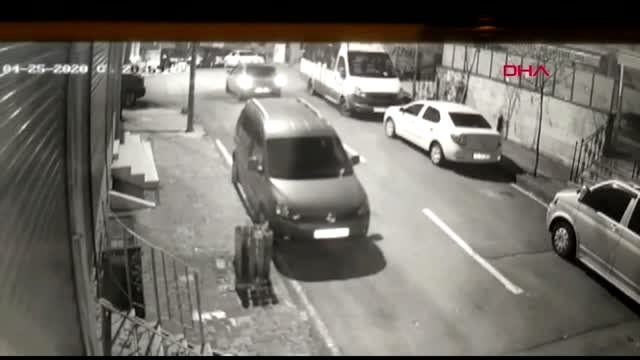 GAZİOSMANPAŞA'DA POLİS ARACI TAKLA ATTI, 2 POLİS YARALANDI