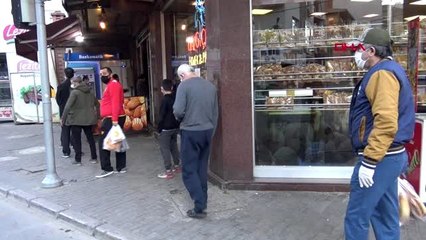 İzmir'de fırın önlerinde pide kuyruğu