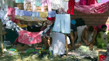 Familias acampan afuera de base aérea de Lima para volver a sus pueblos