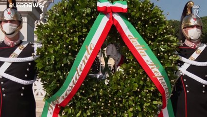 Итальянцы и португальцы поют гимн свободе