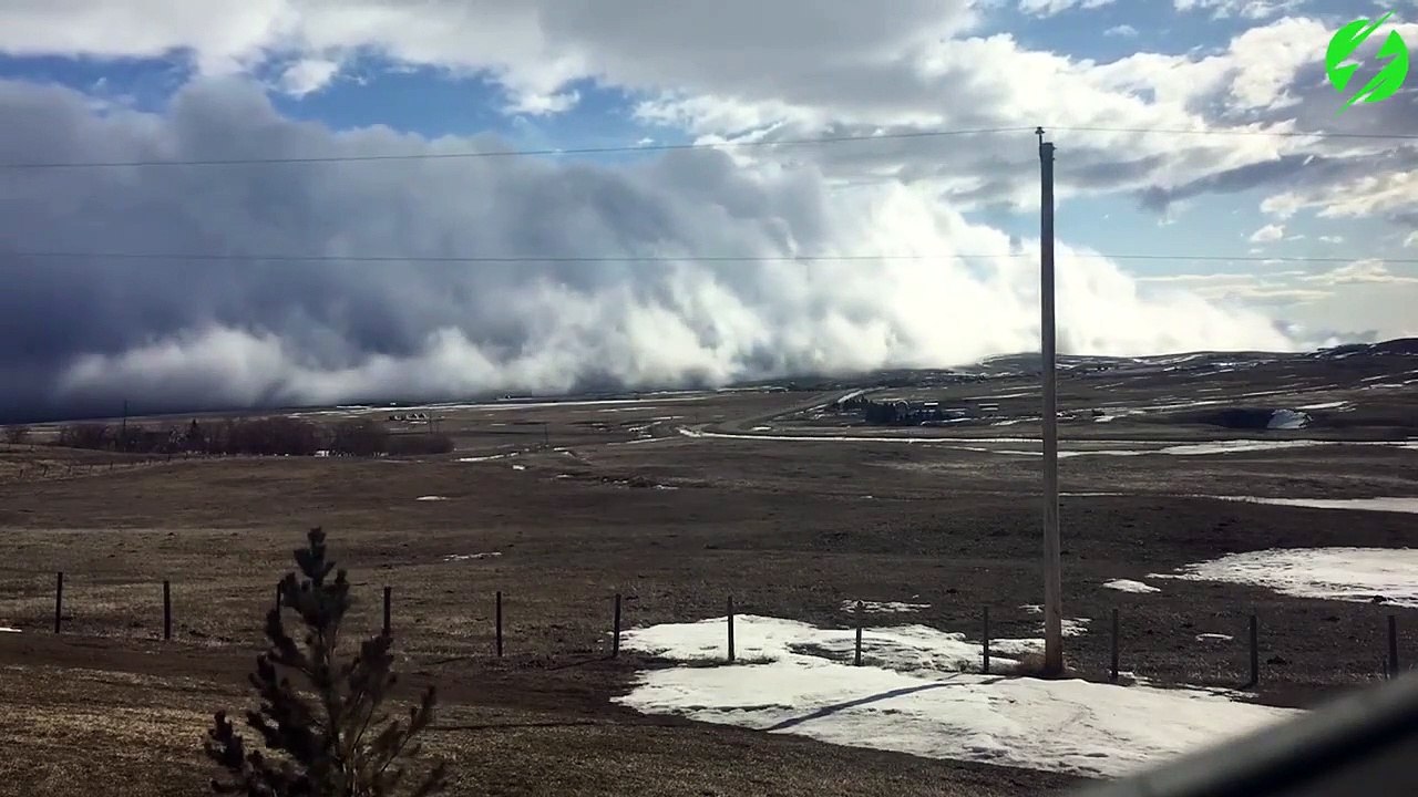 Des nuages apocalyptiques noient le paysage en quelques minutes