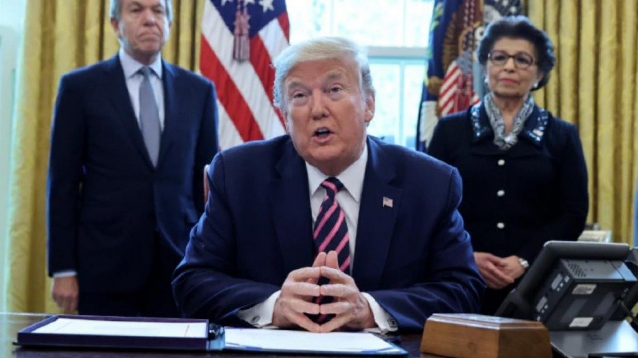 Trump floats dangerous Covid-19 treatment idea,...