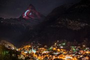 Koronavirüse karşı mücadeleye destek için Türk bayrağı, İsviçre Alpleri'nin zirvesine yansıtıldı