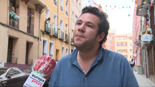 Vecinos en la calle María Panes organizan su propia Feria de Abril