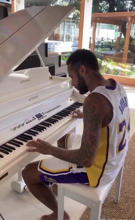 Neymar Tocando Piano 