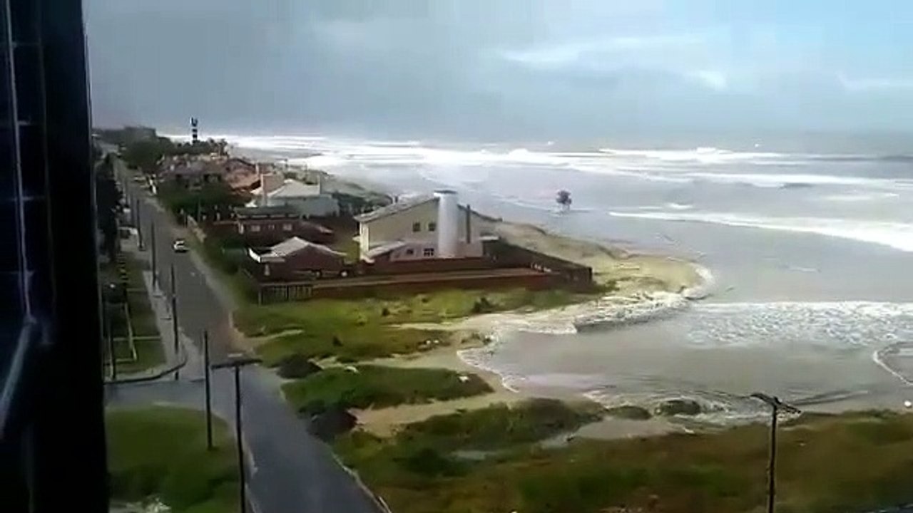 Ressaca do mar em Capao da Canoa - RS