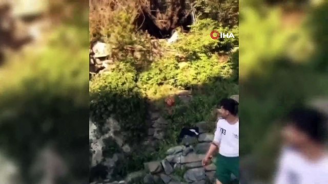 Kısıtlamayı delip top oynayan ve halay çeken gençler brandanın altına saklandı