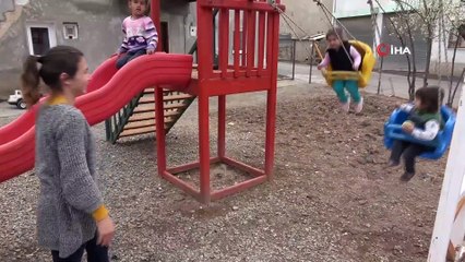 Sokağa çıkamayan çocukları için evinin bahçesinde park kurdu