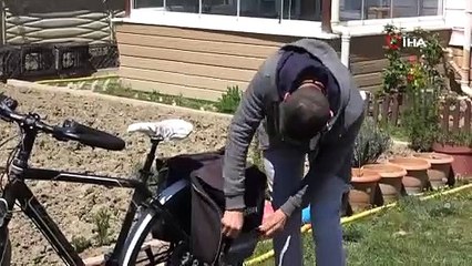 Bisikletiyle 28 kilometre yol giderek öğrencilerine kitap dağıtıyor