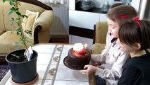 AMASYA Üçüz kardeşlerden öğretmenlerine doğum günü sürprizi