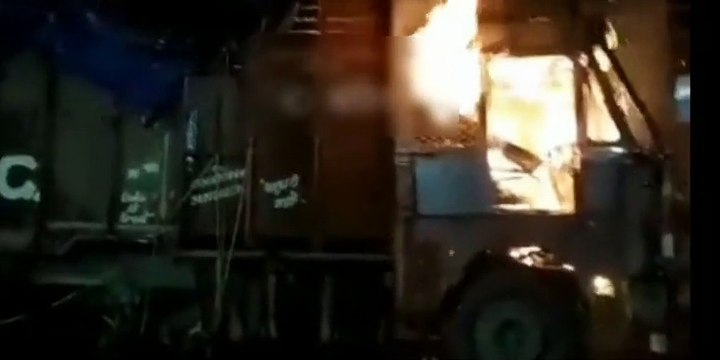 शामली: सीमेंट से भरे ट्रक में लगी भीषण आग, ड्राइवर ने कूदकर बचाई अपनी जान