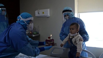 Korona tedavisi gören bebeğe doğum günü sürprizi