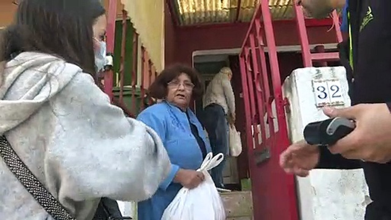متطوعون يقدمون المساعدة للمسنين في لشبونة في زمن كورونا