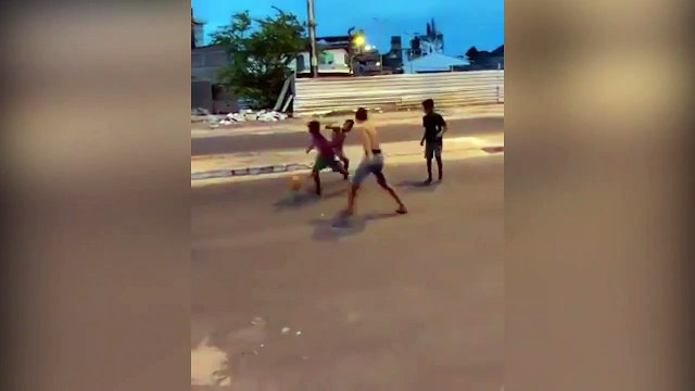 Çocukların sokak futbolu izleyenleri hayran bıraktı