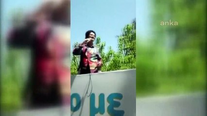 Ünlü sanatçı karantinadaki Atina'da kamyonla dolaşarak moral konseri verdi