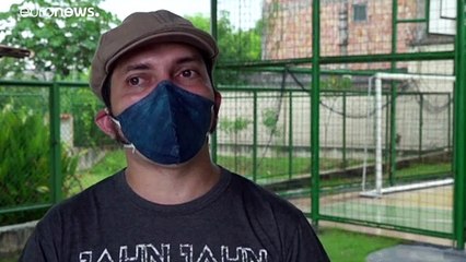 В Бразилии и Эквадоре братские могилы для умерших роют экскаваторами