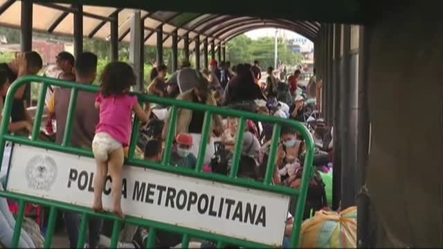 Cientos de migrantes venezolanos esperan hacinados en la frontera con Colombia poder regresar a su país