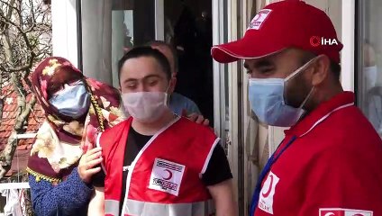 Down sendromlu genç kumbarasını Kızılay’a bağışladı