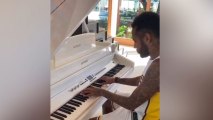 Neymar, al ritmo de John Legend: el brasileño sorprende con su destreza al piano