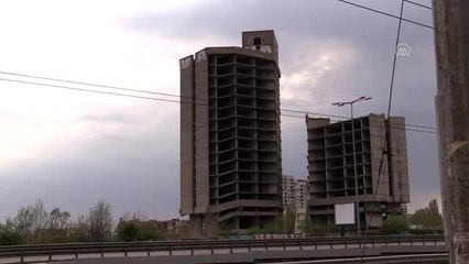 Bulgaristan'da 17 katlı binanın patlayıcı ile yıkım anı