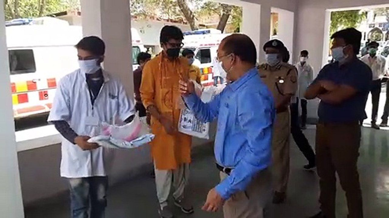 झांसी: ललितपुर सांसद ने 108 एंबुलेंस को दी पीपीई किट