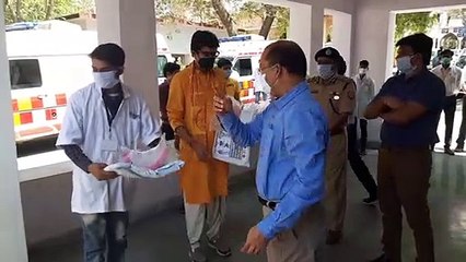 झांसी: ललितपुर सांसद ने 108 एंबुलेंस को दी पीपीई किट