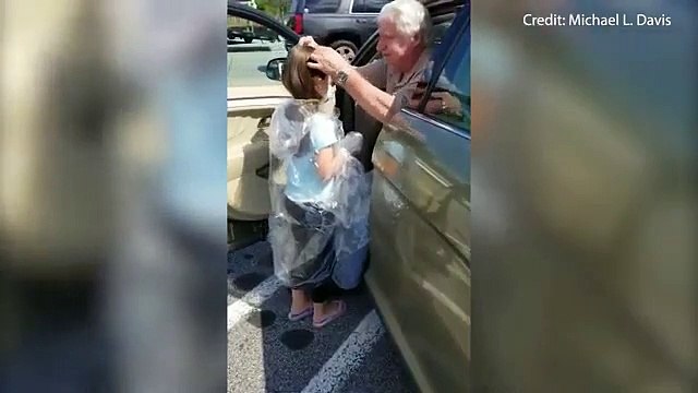 Avô embrulha neta em plástico para poder abraçar o pai polícia