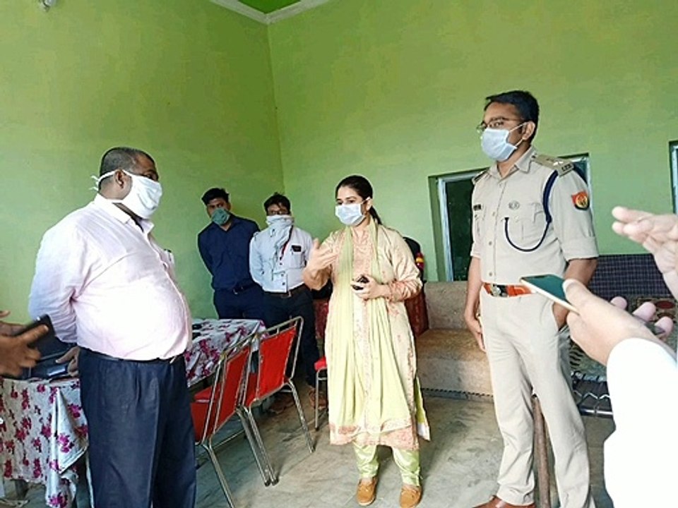 शामली: प्रवासी मजदूरों के लिए बने शेल्टर होम का डीएम एसपी ने किया निरीक्षण