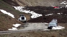 HAKKARİ Yüksekova'da heyelan; 11 köy ve mezranın yolu kapandı