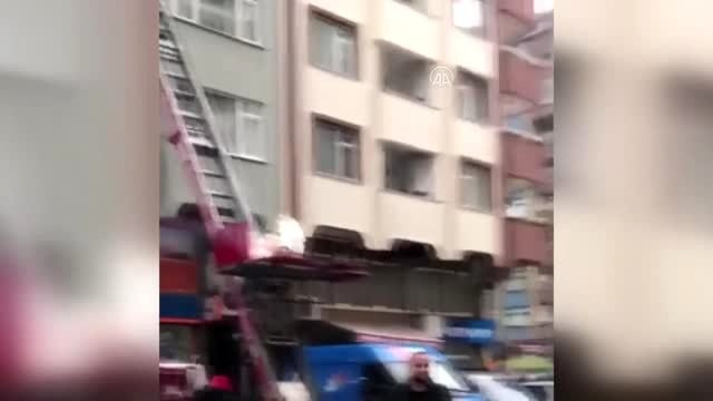 Kovid-19'la mücadelede görevli doktora arkadaşlarından doğum günü sürprizi