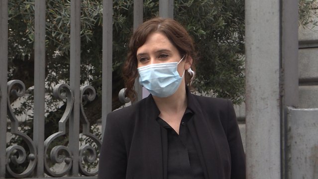 Ayuso muestra a familias de fallecidos su cariño y pide a Sánchez luto nacional