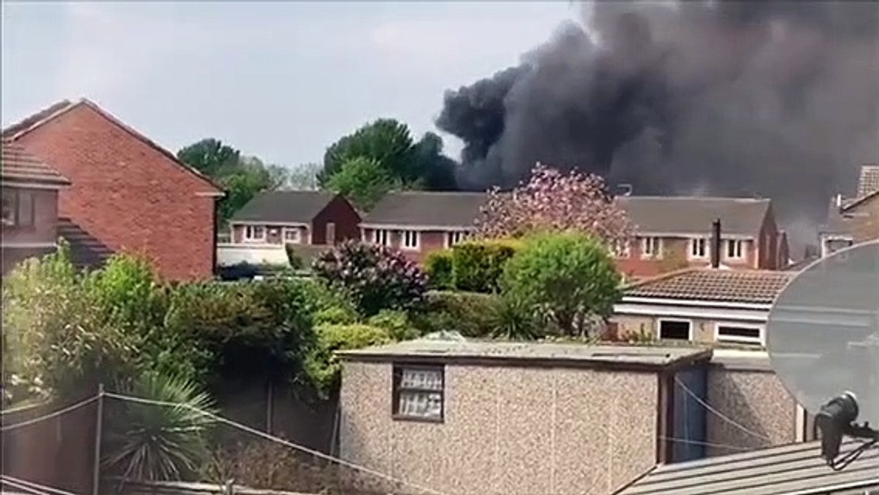 Large fire on Newhold Industrial Estate in Garforth video Dailymotion